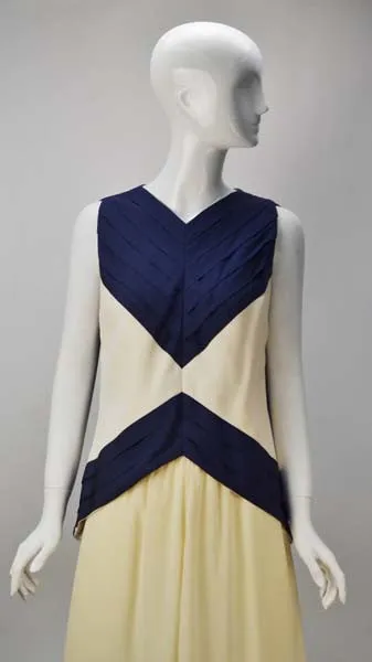 1990s Oscar de la Renta Navy and Cream Silk Ensemble